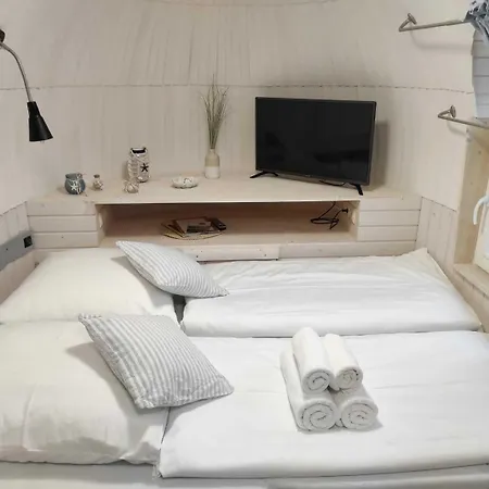 Tiny Igloo Johansson